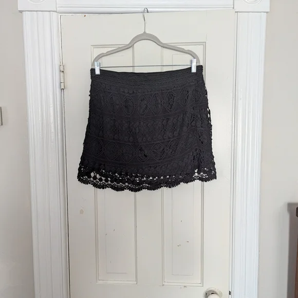 Elegant Black Lace Skirt - Picture 2 of 4